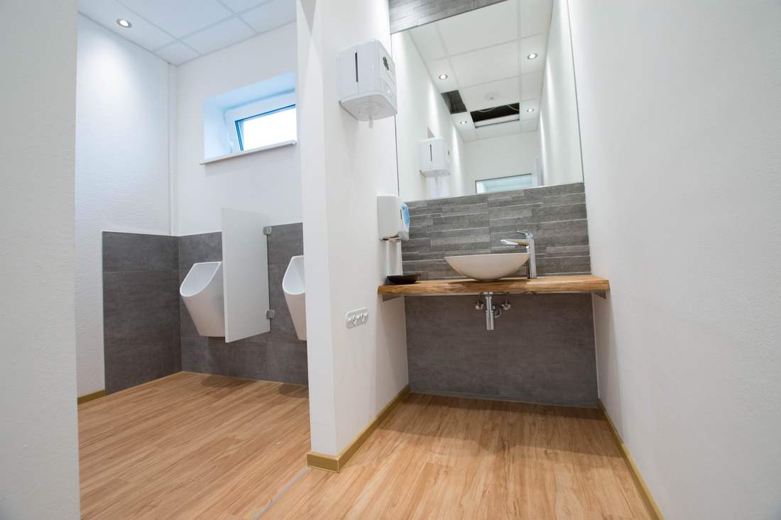 Gewerbe-WC mit Naturstein & Holz